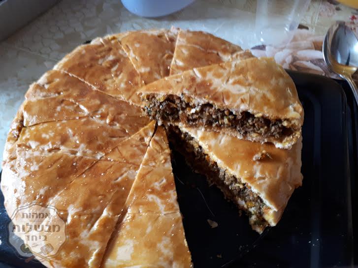 בצק שמרים ממולא בבשר טחון וירקות אפוי בתנור