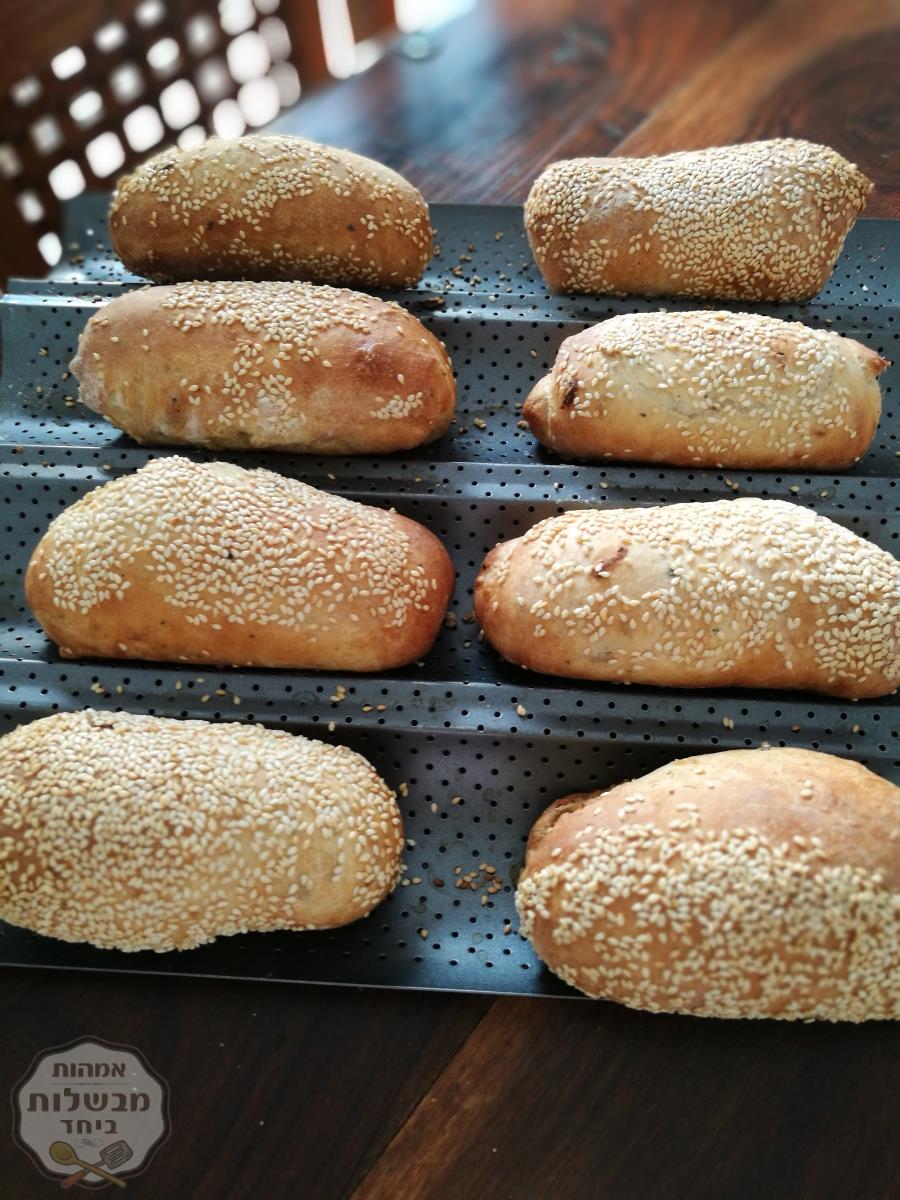 לחמניות עם בצל אורגנו ופלפל שחור