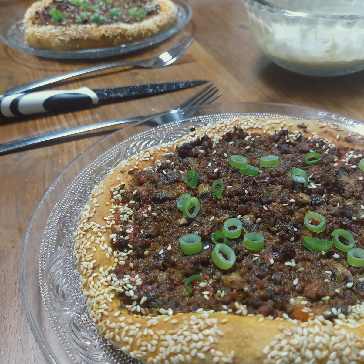 פיצה בשרית / למחא בעג'ין שפשוט ללקק את האצבעות !