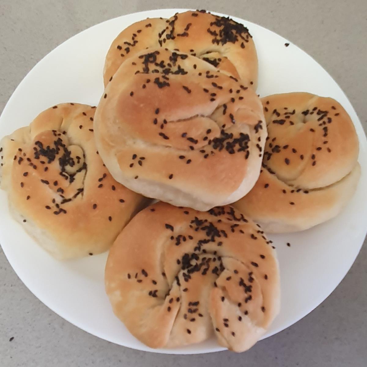 קובניות פריכות וטעימות בקישוט שומשום שחור
