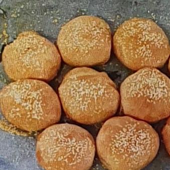 לחמניות עגולות בציפוי שמן זית ושומשום