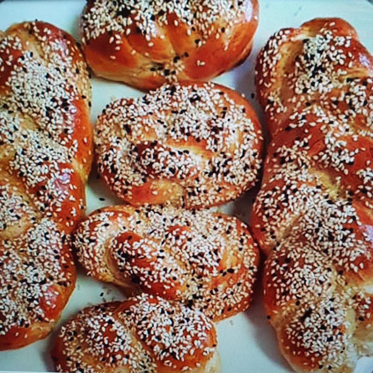 לחמניות בציפוי שומשום וקצח