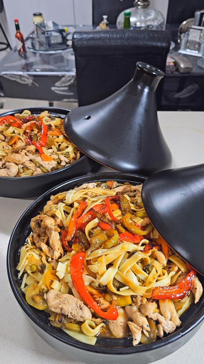 מוקפץ עם ירקות ורצועות עוף ברוטב מתוק 