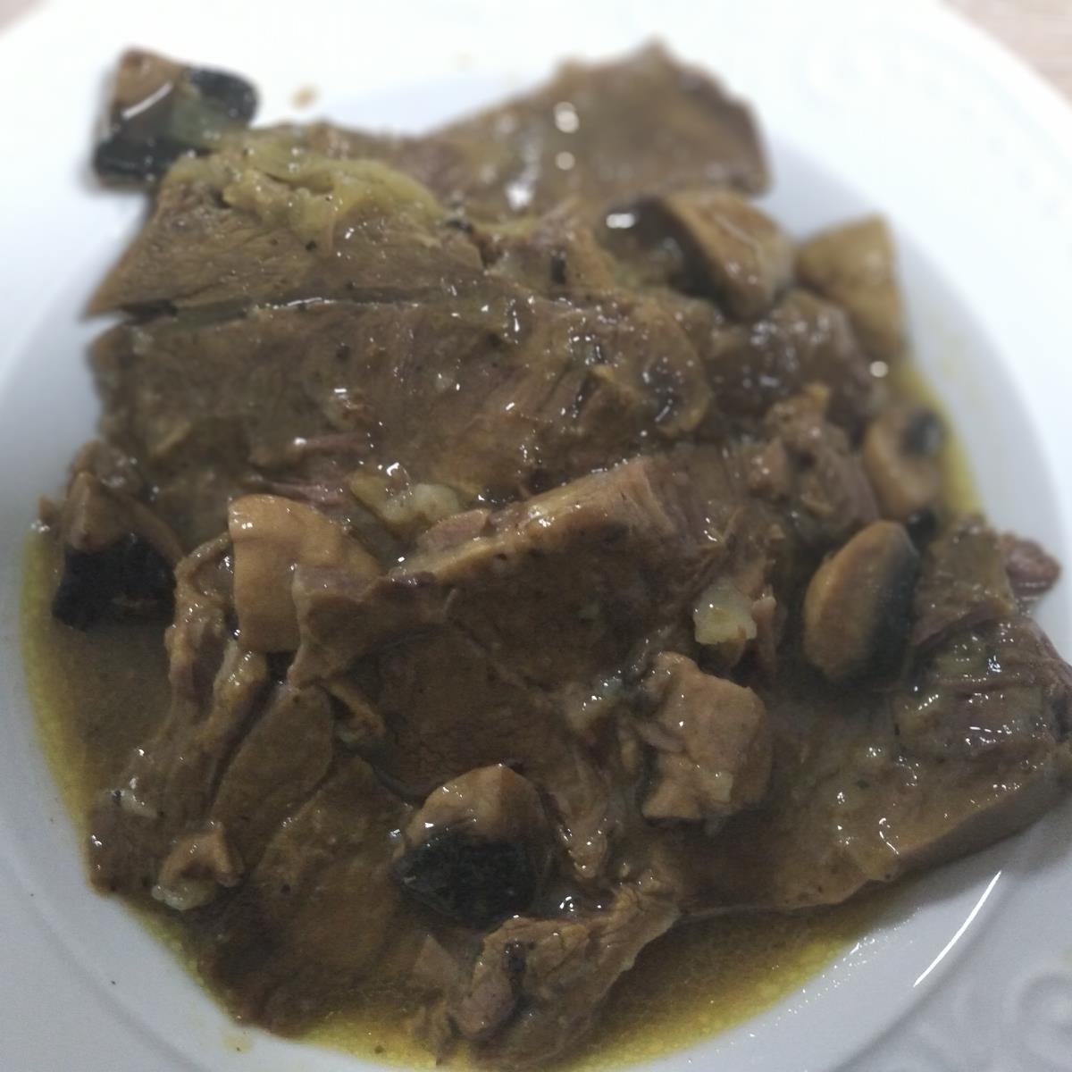 פרוסות בשר עם פטריות