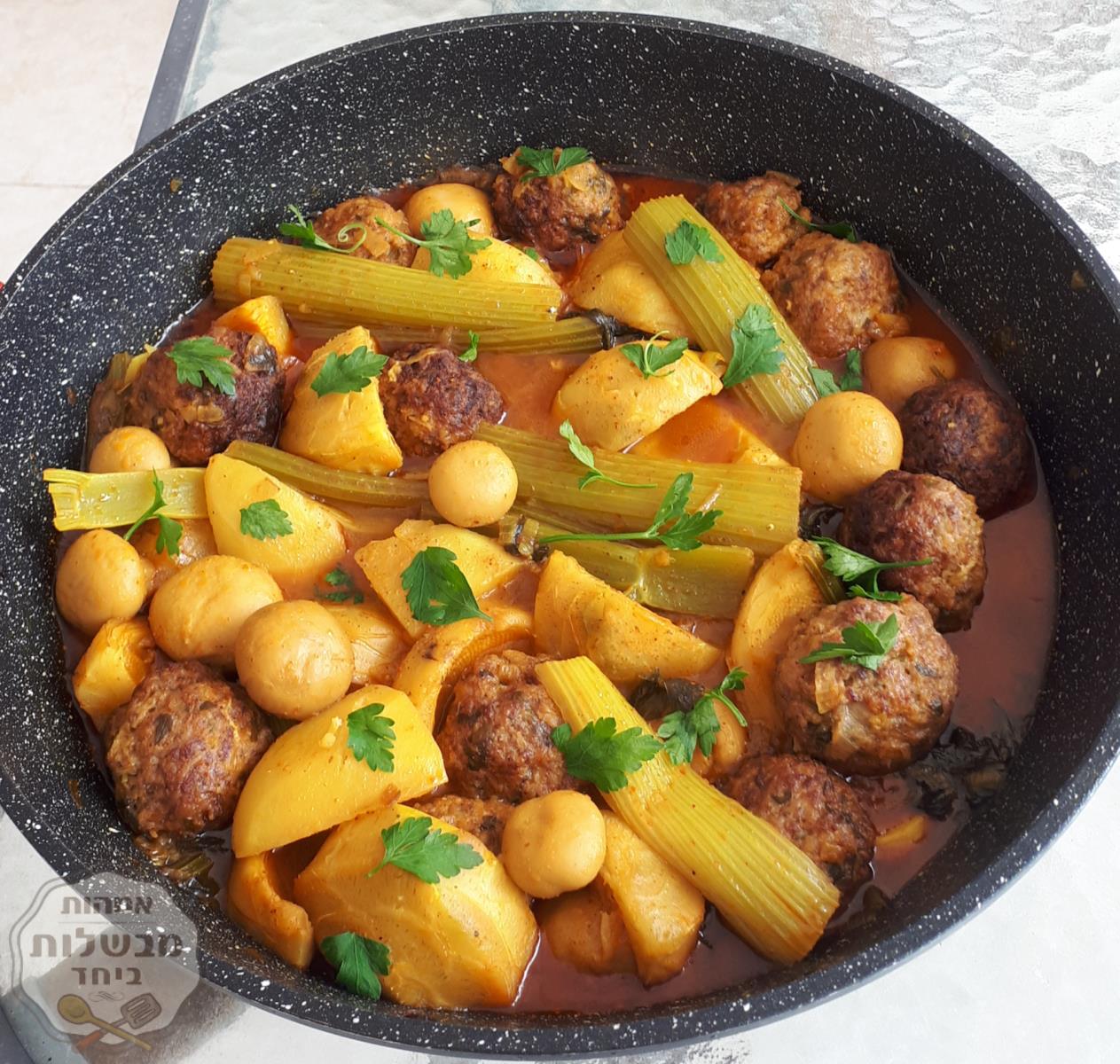 קציצות בשר עם תחתיות ארטישוק ופיטריות