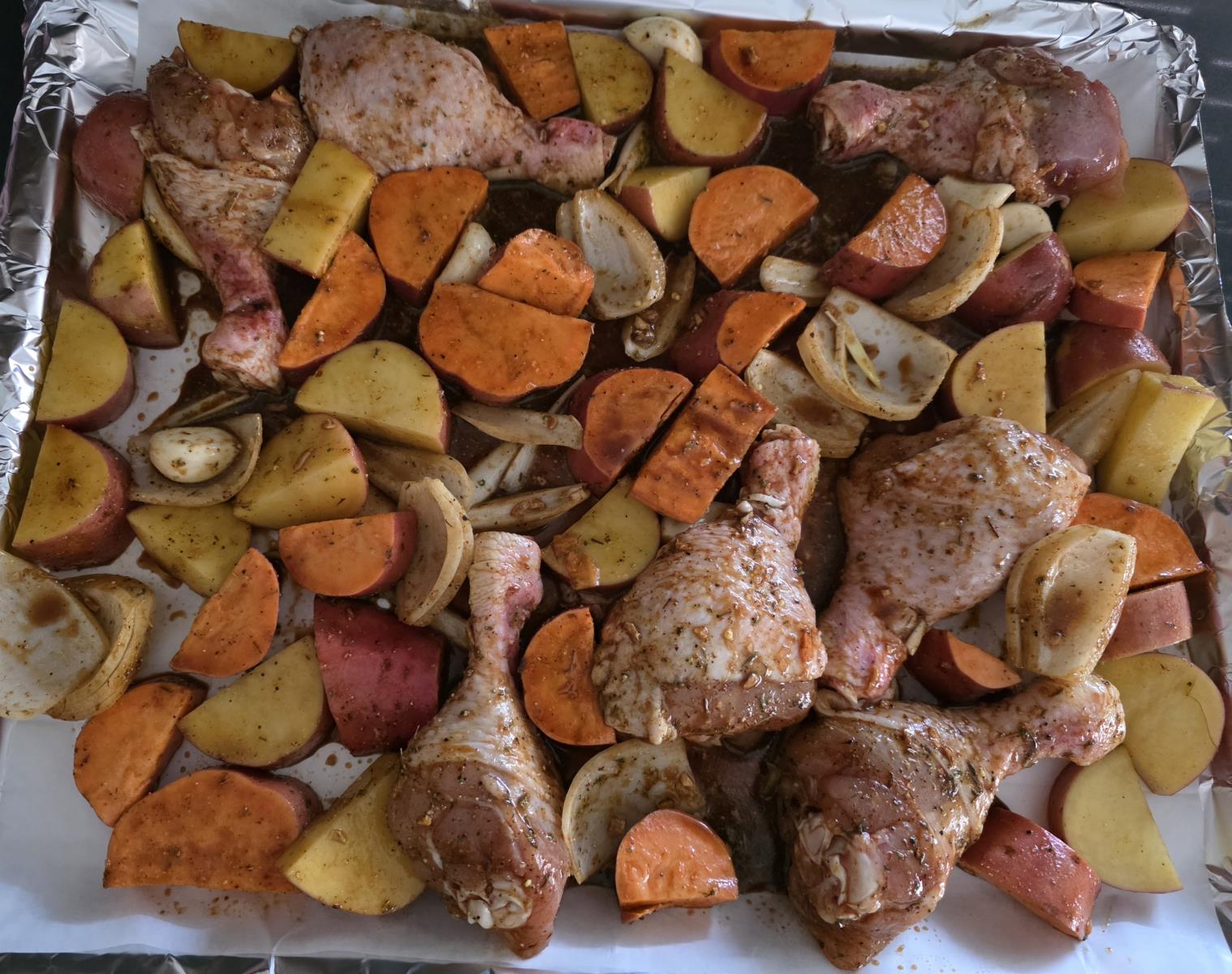 עוף עם תפוחי אדמה ובטטות