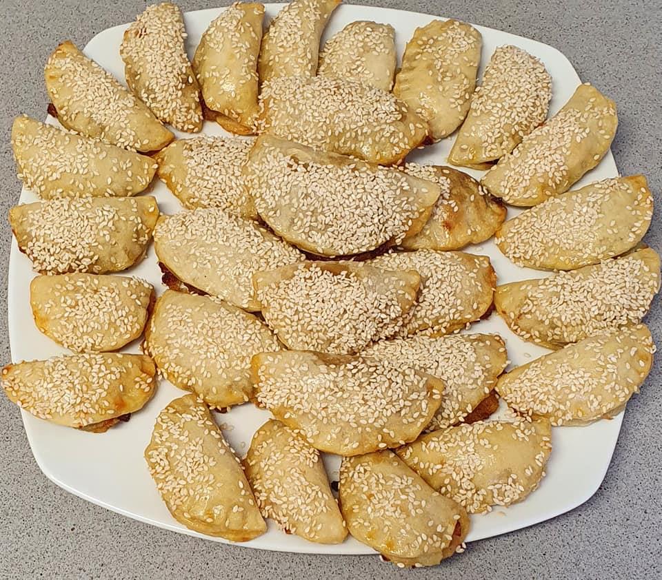בורקיטוס תפו'א ובצל מטוגן ובורקיטוס תפו'א עם בצל מטוגן וממרח עגבניות מיובש