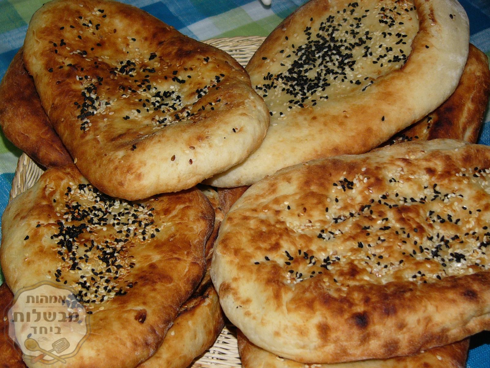פיתות פרנה עם שומשום וקצח