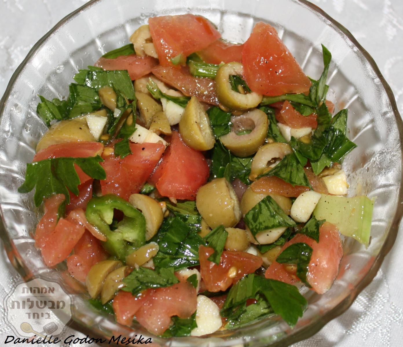 סלט עגבניות בסגנון מרוקאי: מצרכים ל 2 סועדים: