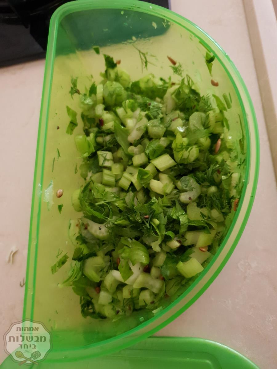 סלט בריא כרפס עם גרעינים קלויים
