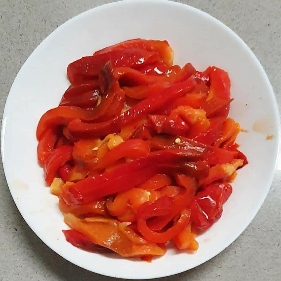 קליית פילפלים בתבנית על הגז