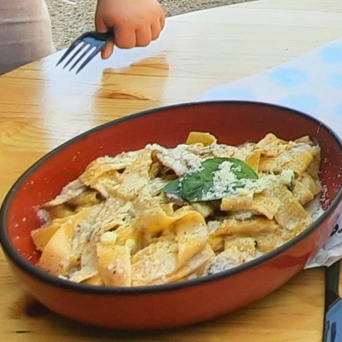 פסטה רחבה ברוטב שמנת פטריות
גבינת פרמזן מגורדת ובזילקיום🌱