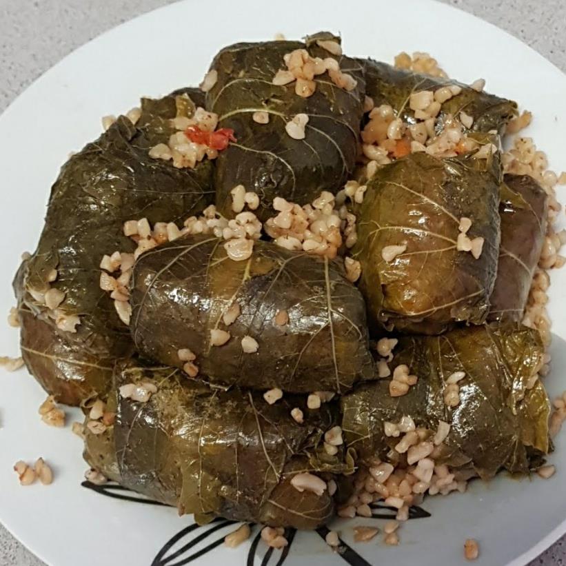 עלי גפן במילוי בורגול