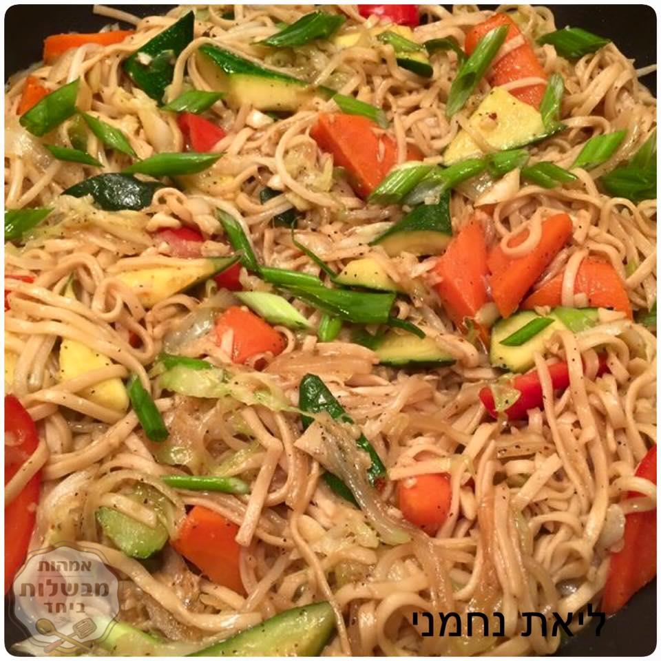 אטריות ביצים מוקפצות עם ירקות בנוסח סיני