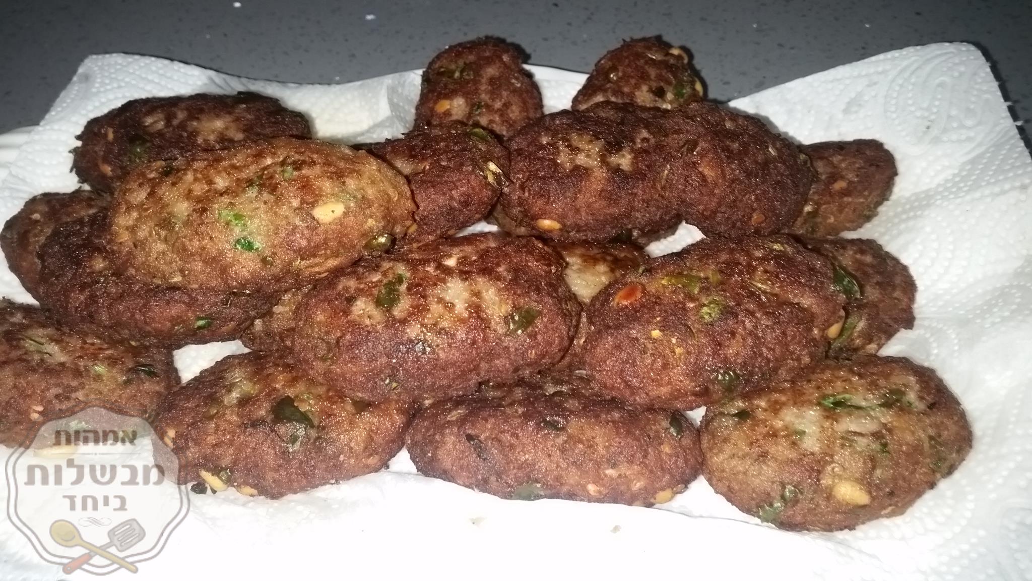 קציצות בשר עם חציל קלוי.