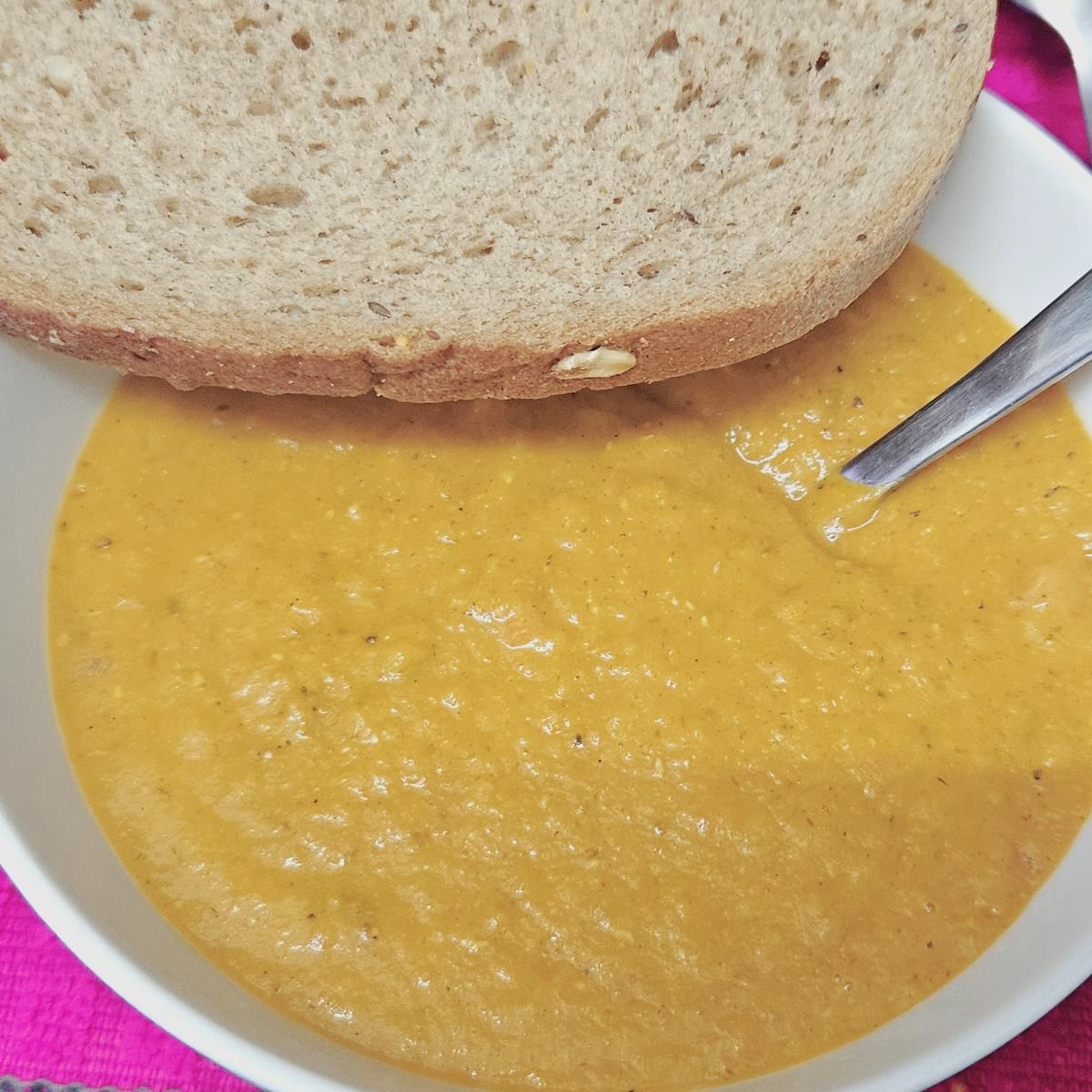 עדשים כתומות מנחמות
