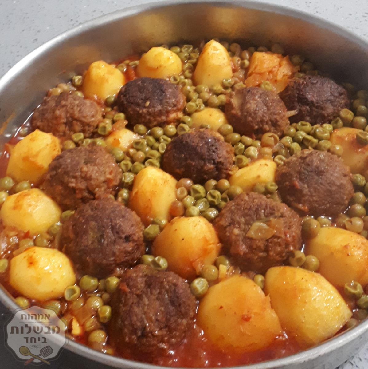 קציצות בשר עם אפונה ותפוחי אדמה.