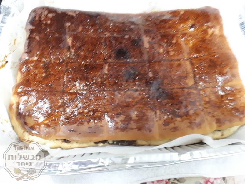 בצק שמרים ממולא בפרג ובממרח תמרים