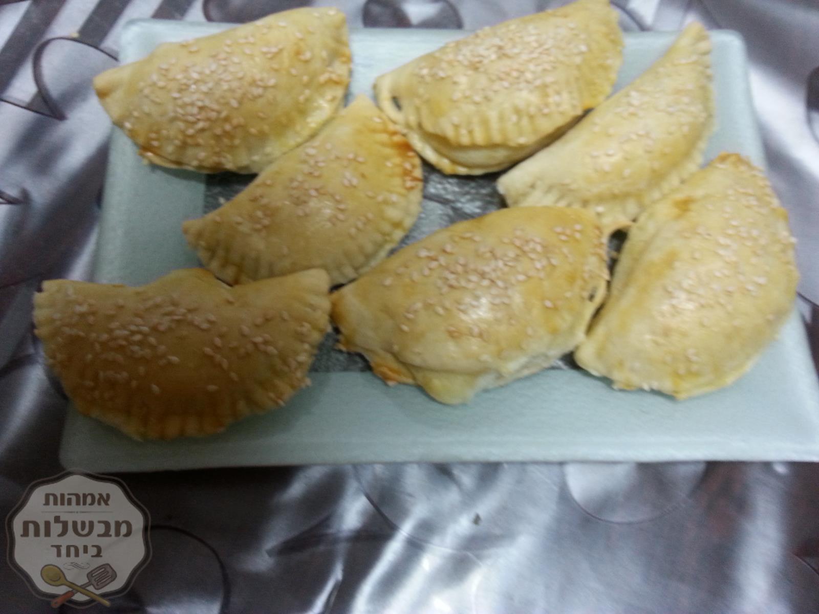 סמבוסק במילוי כמה סוגי גבינות 