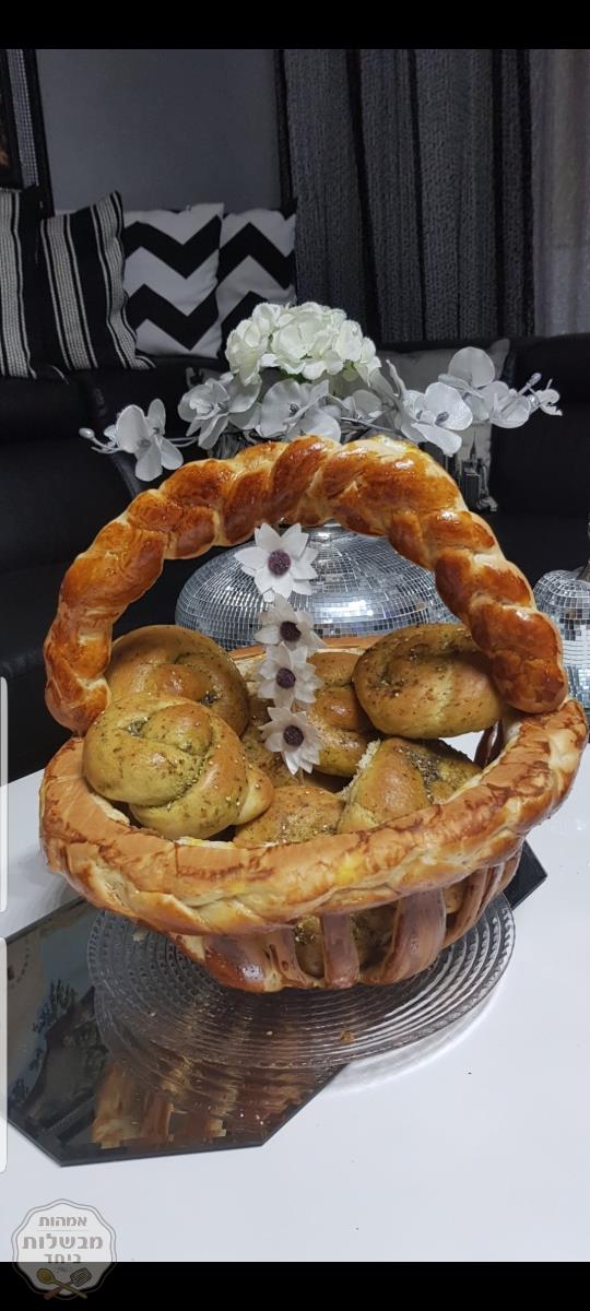 לחמניות שום זעטר בתוך סלסלת לחם