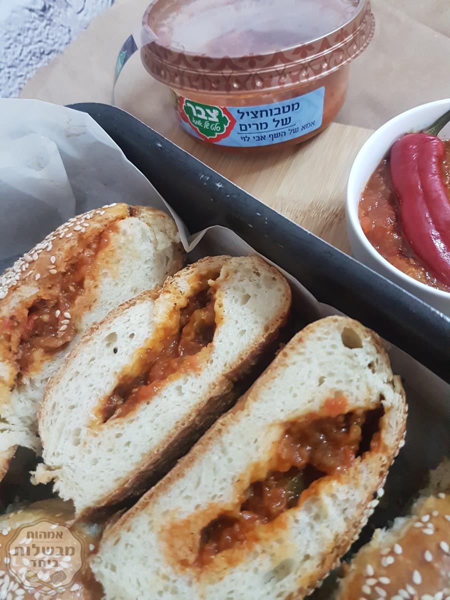 לחמניות חמות  במילוי מטבוחציל של צבר ובשר