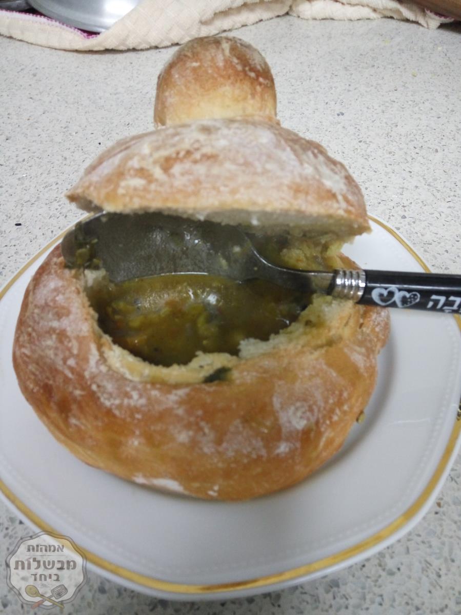 מרק אפונה בקערית לחם 