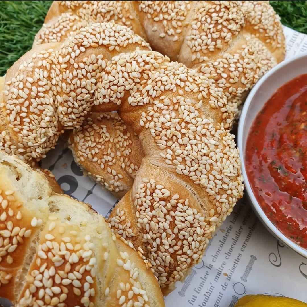 בייגל קריספי לצד רוטב חמוץ מתוק