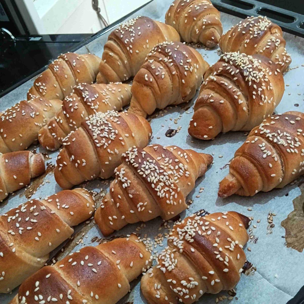 לחמניות מתוקות בצורת קרואסון.