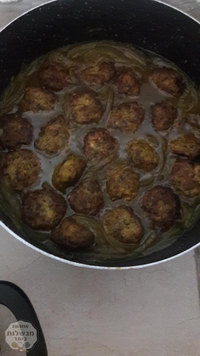 קציצות עוף מטוגנות ברוטב בצל