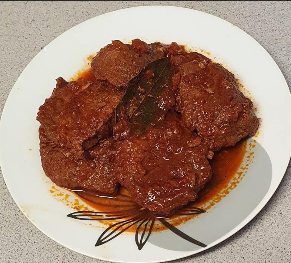 פרוסות בשר  ברוטב אדום