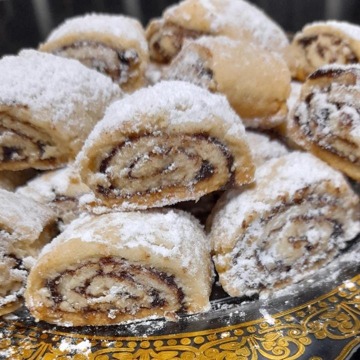 עוגיות תמרים מגולגלות בגודל ביס