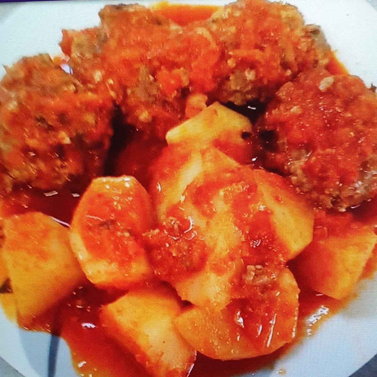 קציצות בשר עם תפוחי אדמה ברוטב