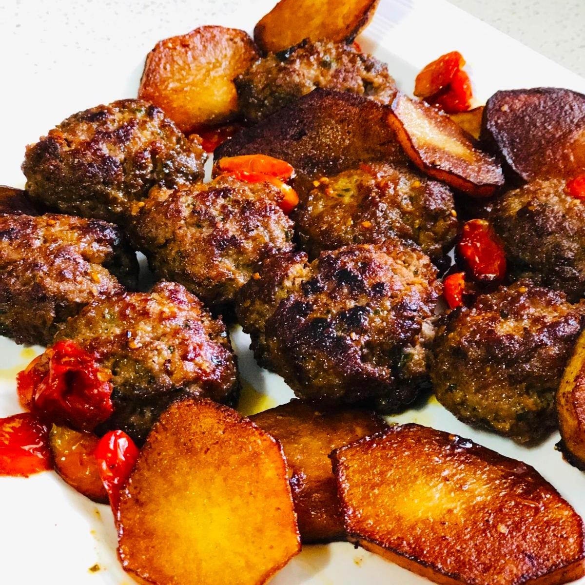קציצות בשר מטוגנות עם עגבניות שרי ותפו"א. 