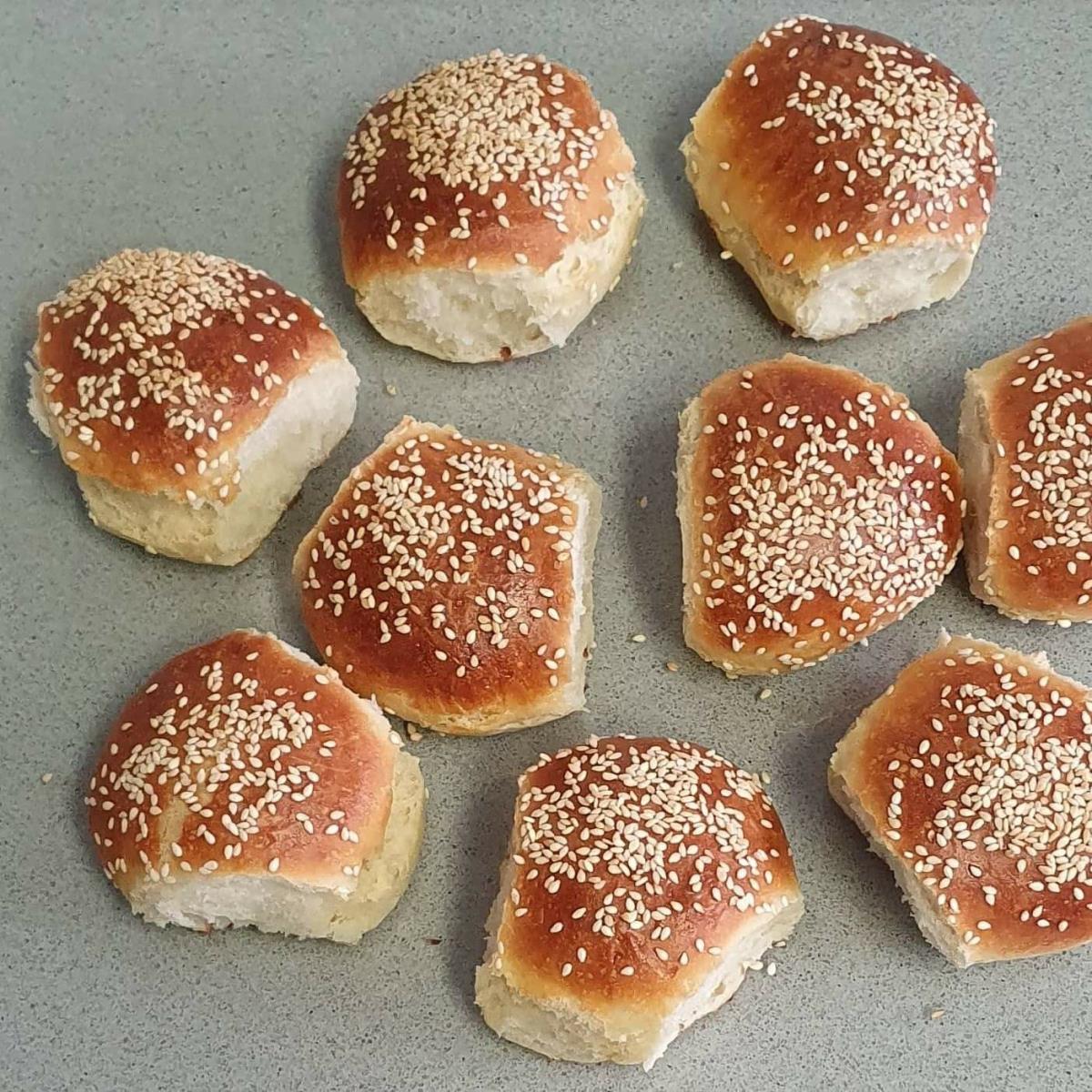 לחמניות עגולות בציפוי שומשום