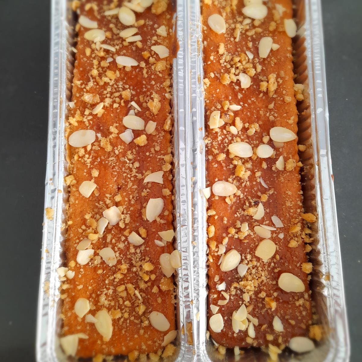 עוגת וניל בזילופ מייפל אגוזים ושקדים