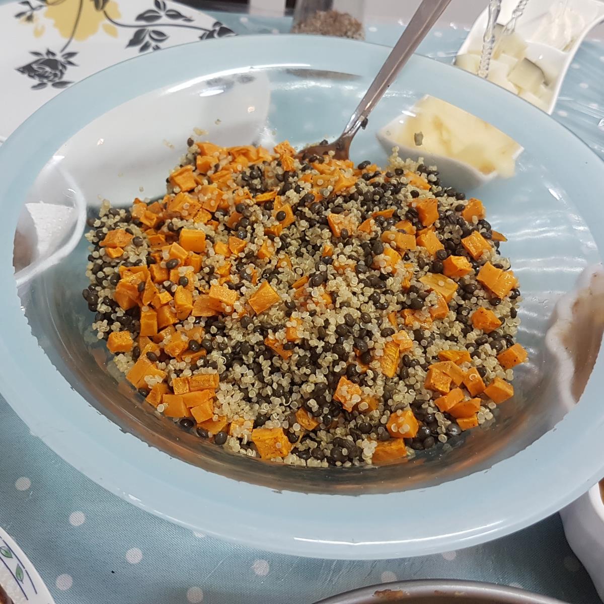 סלט קינואה עם בטטה ועדשים שחורות