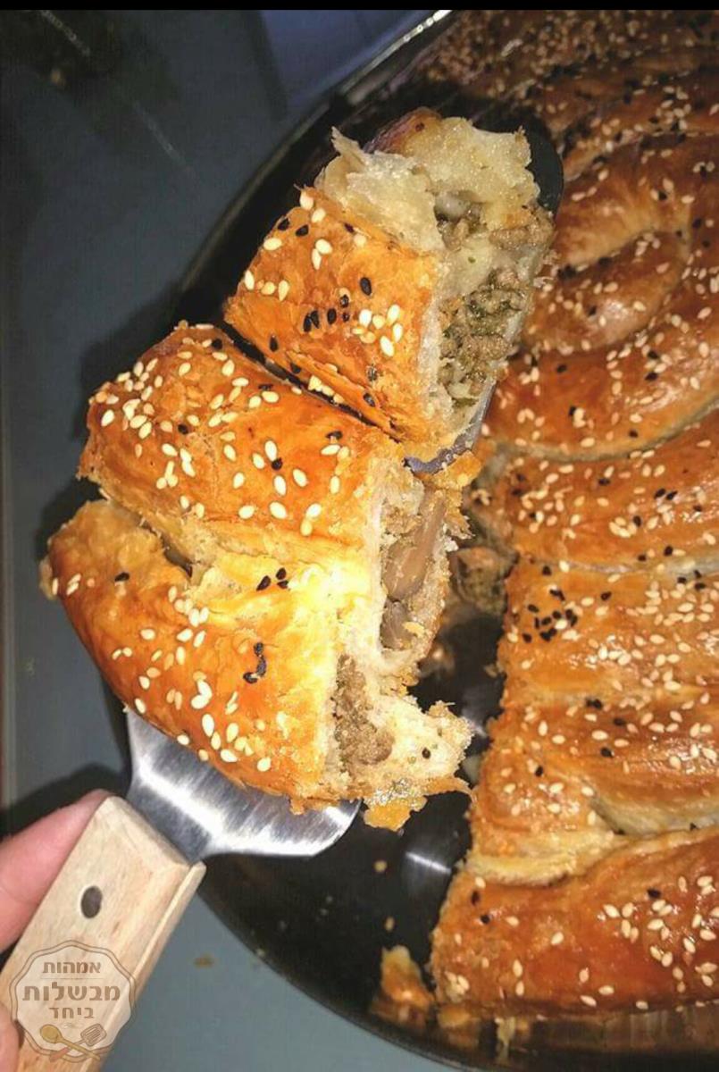 בורקס במילוי בשר וחציל קלוי בתוספת רוטב פיטריות