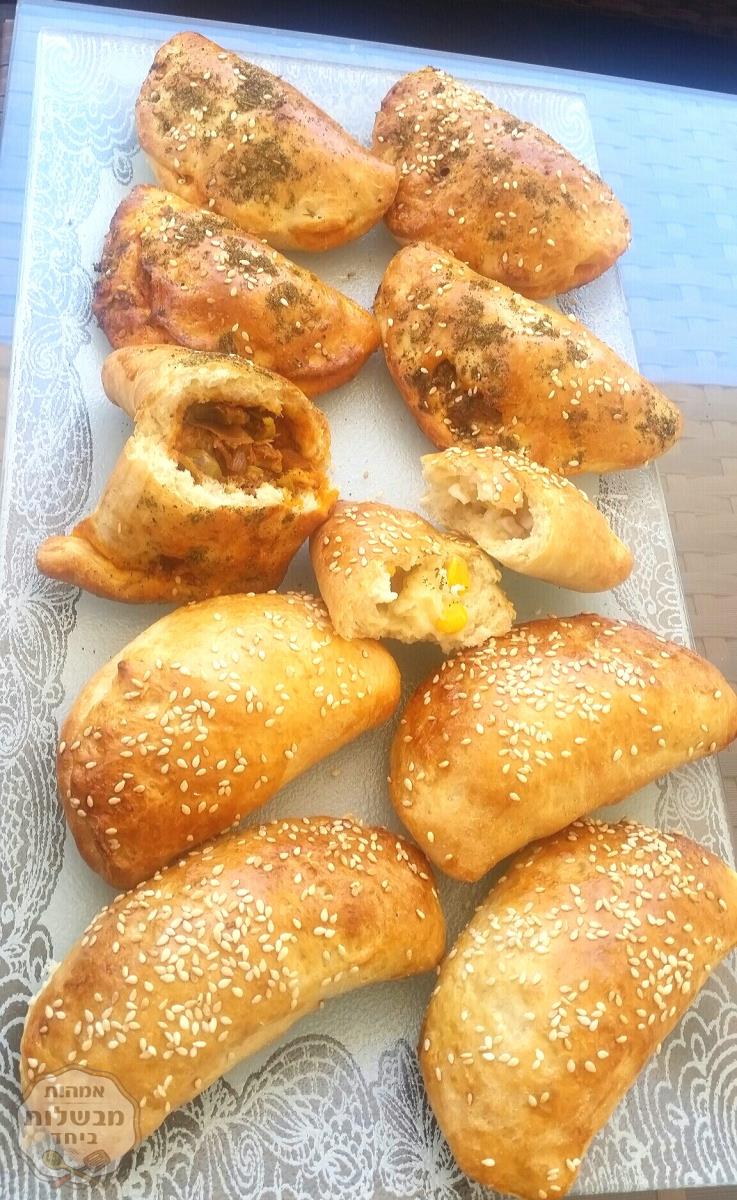 קלונצה במילוי טונה וזיתים וחלק עם  גבינןת ותירס