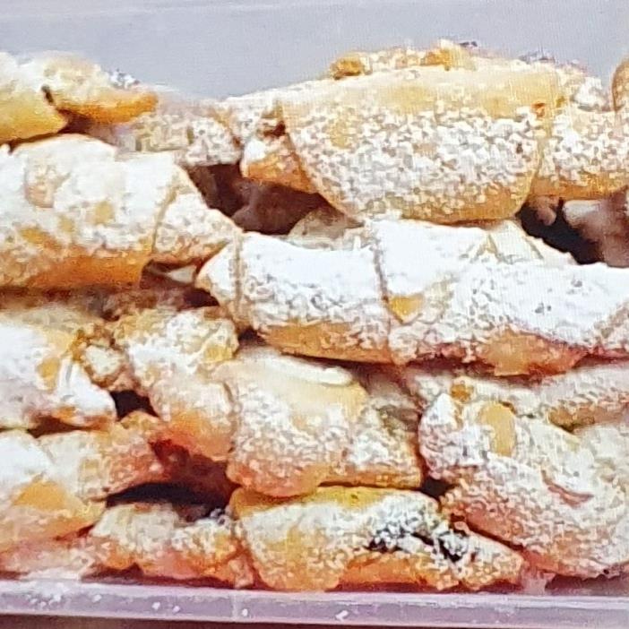 קרואסון מבצק פריך במילוי ממרח תמרים ואגוזים