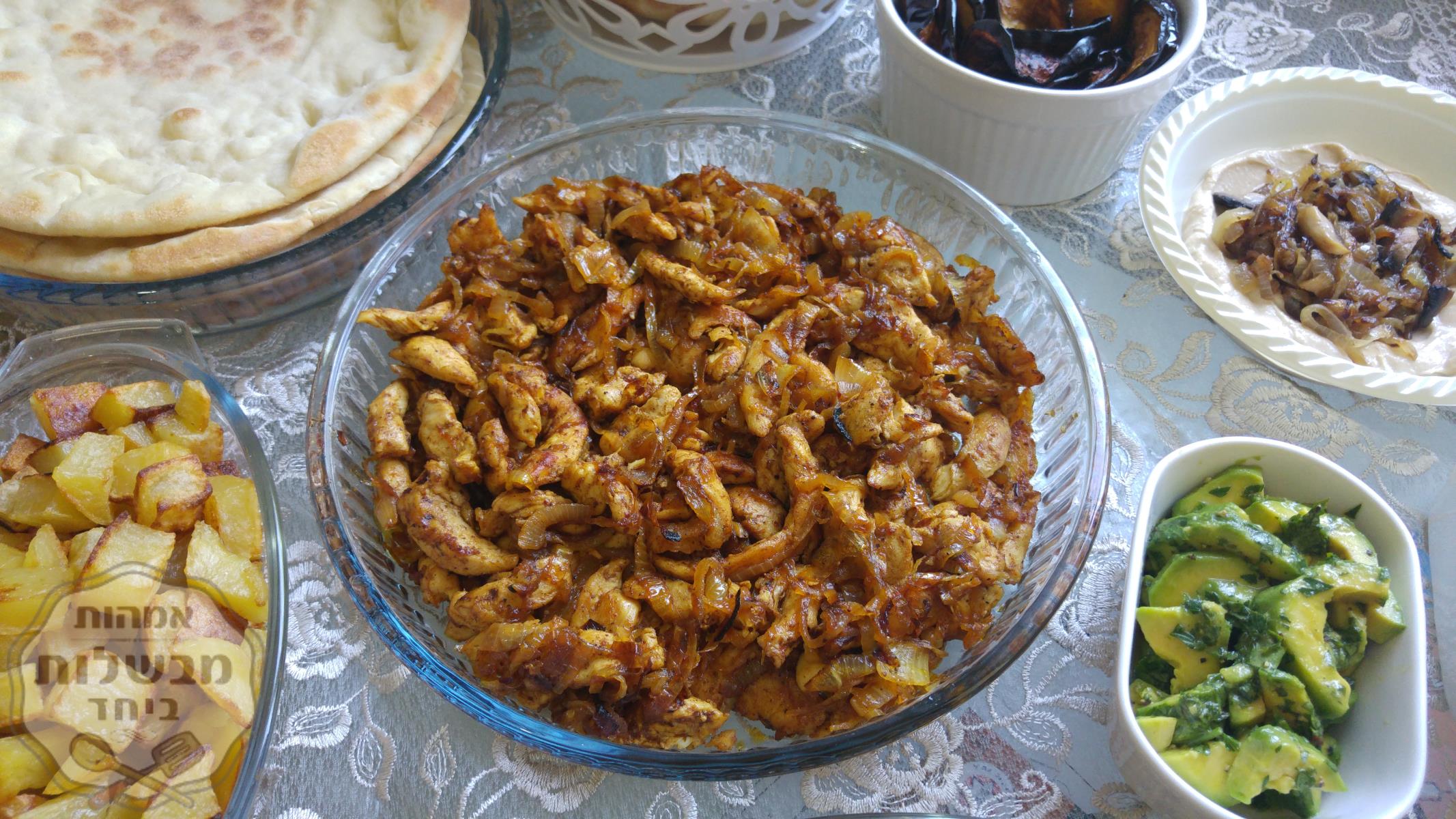 רצועות חזה עוף עם בצל