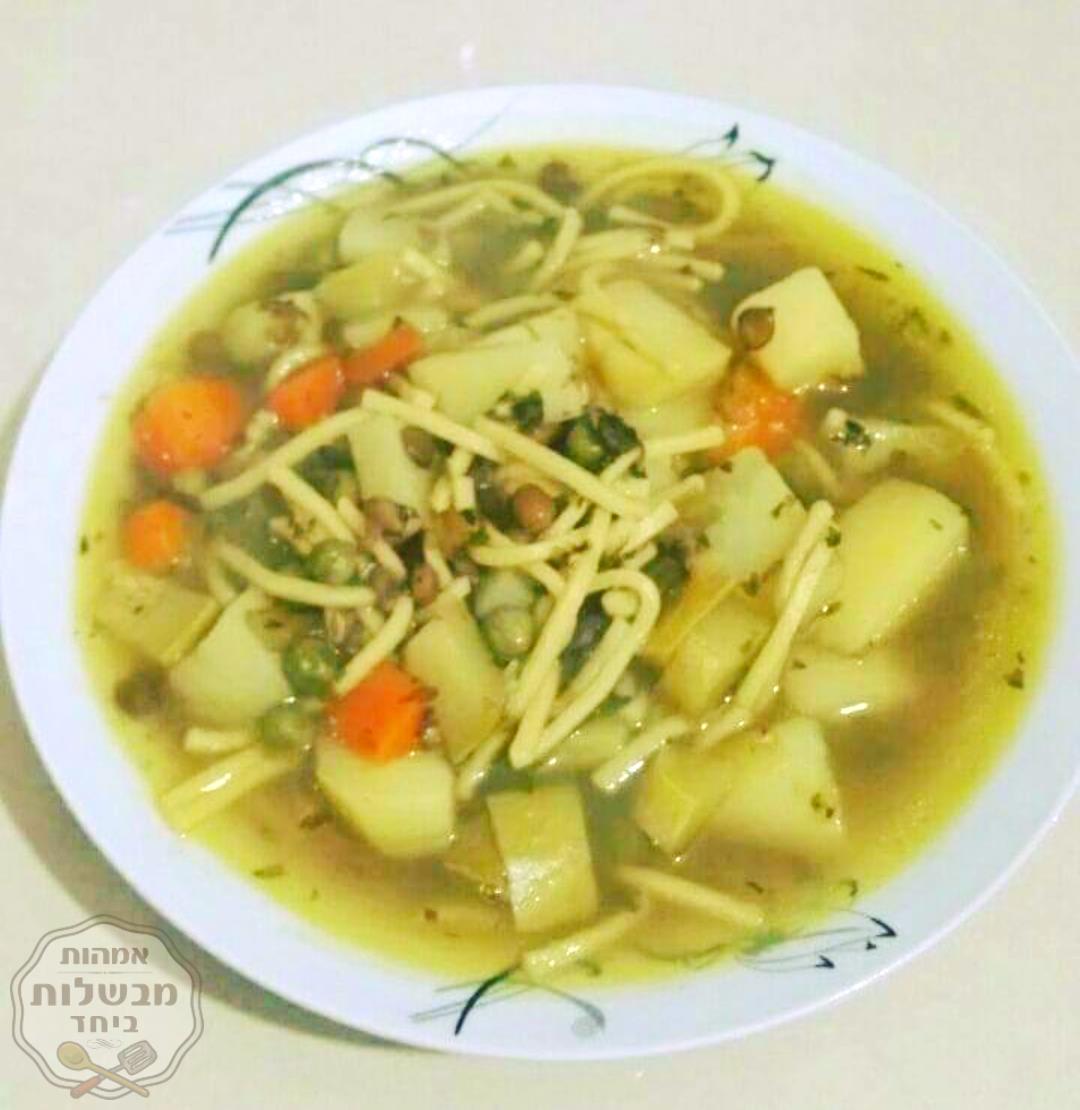 מרק ירקות בתוספת עדשים ירוקות
