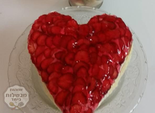 עוגת גבינה-לב עם קצפת ותותים💔💖🍓