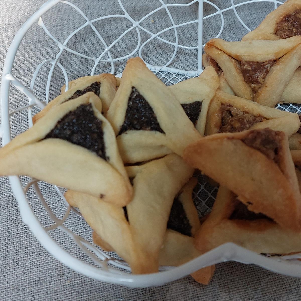 אוזני המן טעימים במילוי פרג ובמילוי שוקולד עם חלבה