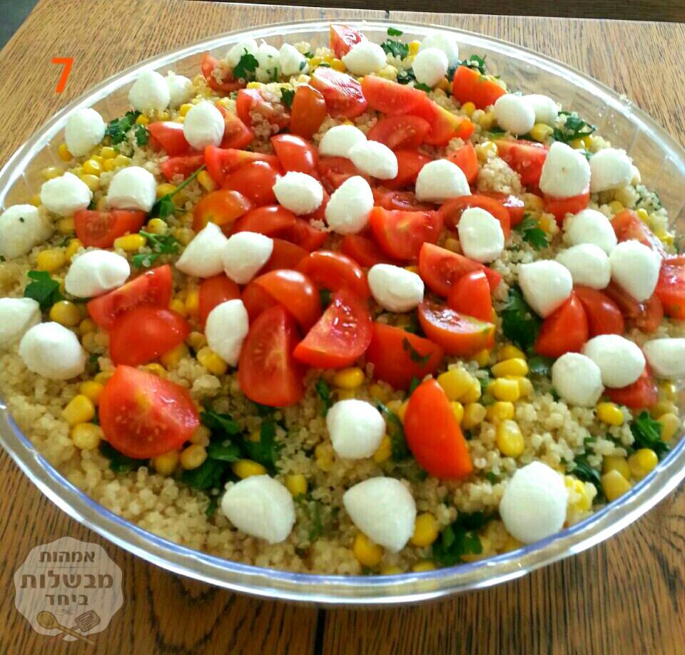 סלט קינואה עם פטרוזיליה, עגבניות שרי, תירס וגבינת בייבי מוצרלה