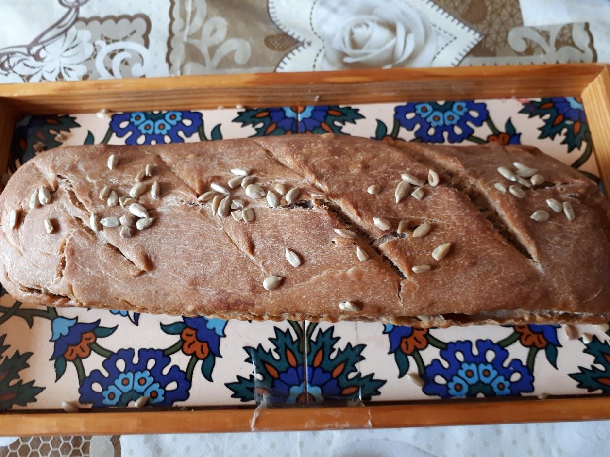 לחם מקמח מלא וקמח רגיל עם גרעיני חמניות