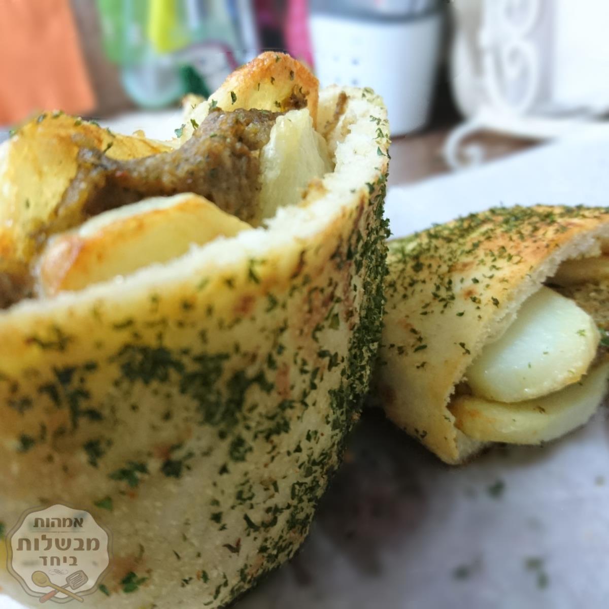 קראנצ' פיתה במילוי תפוחי אדמה וקבב