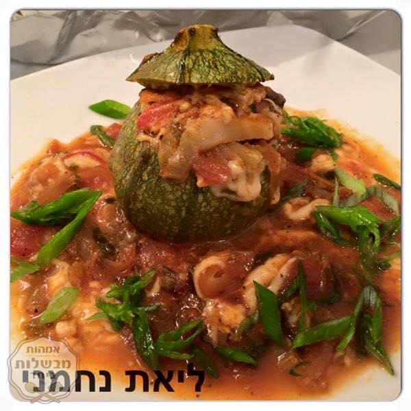 קישואים ממולאים בגבינות וירקות