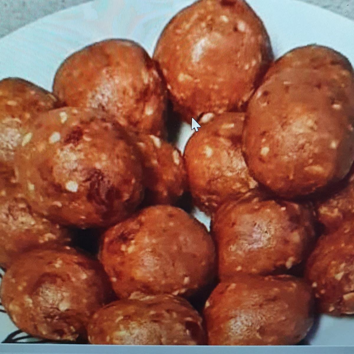 כדורי אנרגיה עם..חמאת בוטנים תמרים ומבוטנים קצוצים