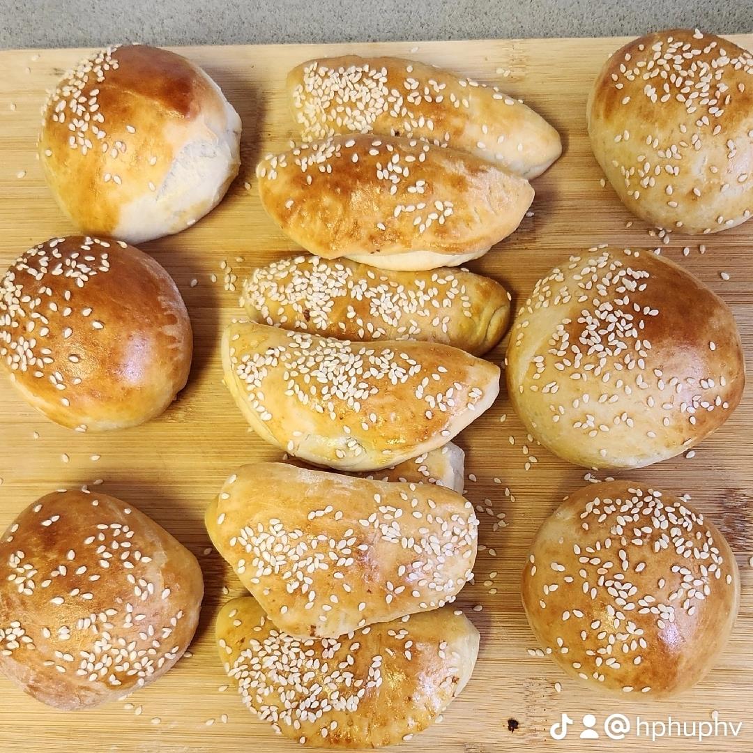 לחמניות עגולות רכות ואוריריות
בורקיטוס תרד בצל וביצים