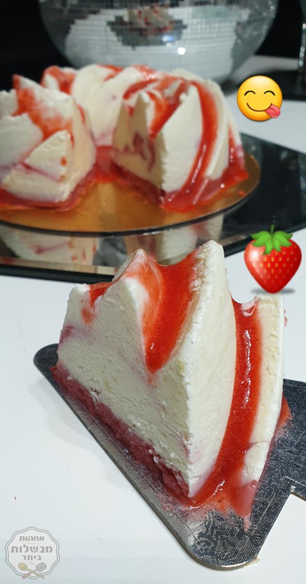 מוס גבינה  שוקולד  לבן  עם  תותים🍓  בציפוי קולי תותים🍓